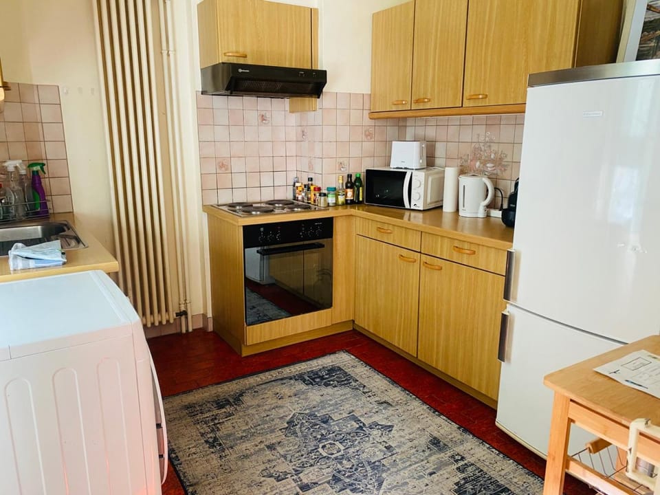 Coffee/tea facilities, Kitchen or kitchenette, Decorative detail, Dining area, Quiet street view, internet, minibar, oven, storage, stove, toaster, washing machine