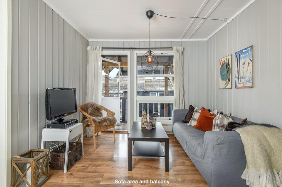 Communal lounge/ TV room, TV and multimedia, Living room, Seating area, Evening entertainment