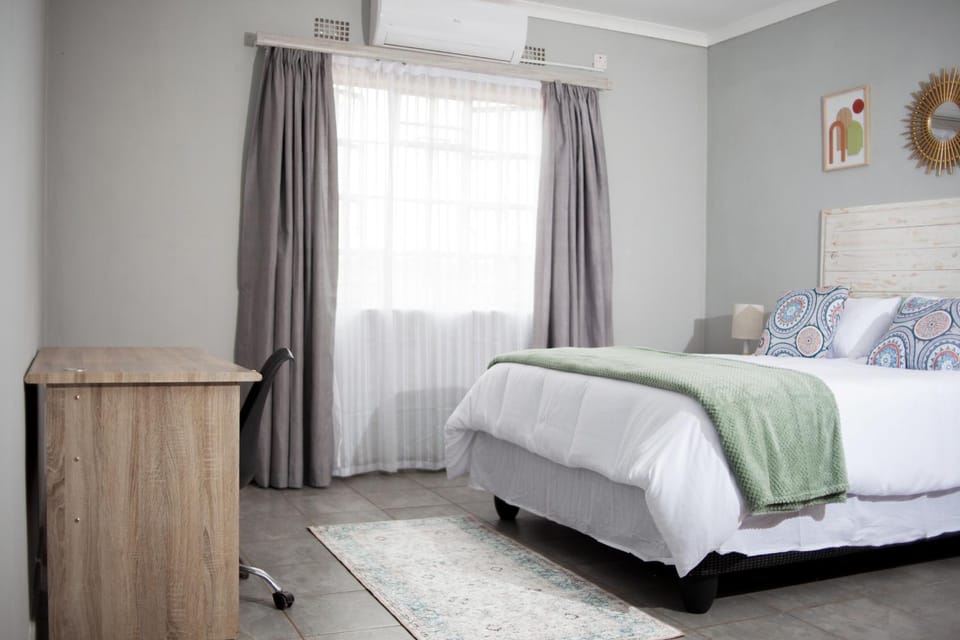 Bed, Photo of the whole room, Bedroom, air conditioner