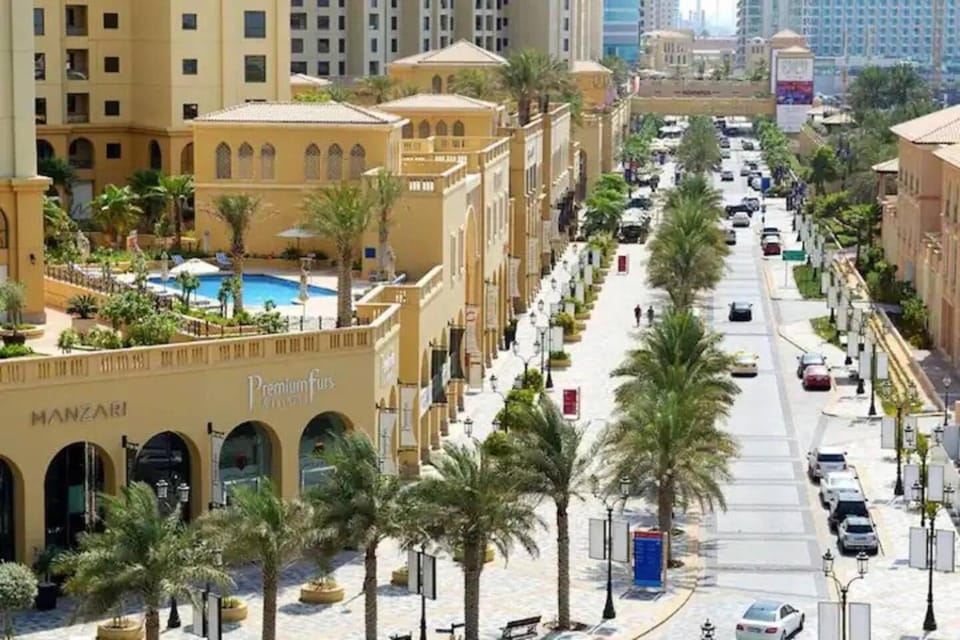 Property building, Day, People, Pool view, Swimming pool, Parking