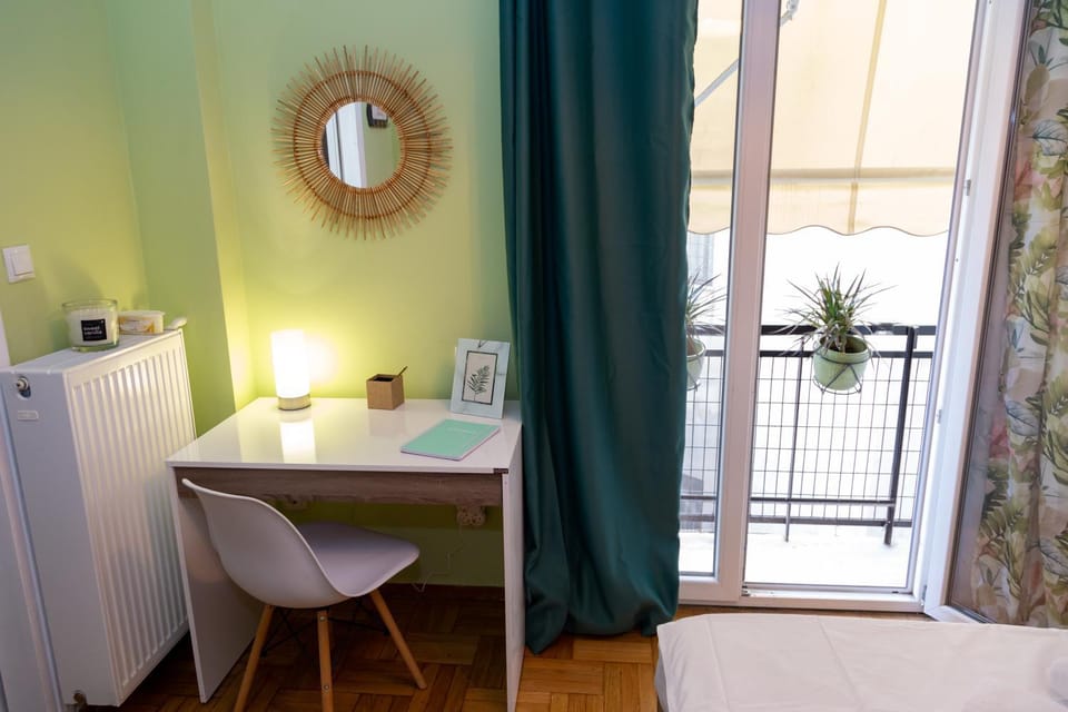 Charming Green Studio across the National Museum Apartment in Athens