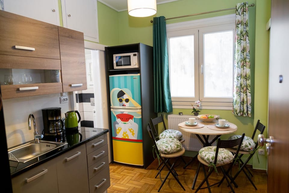 Charming Green Studio across the National Museum Apartment in Athens