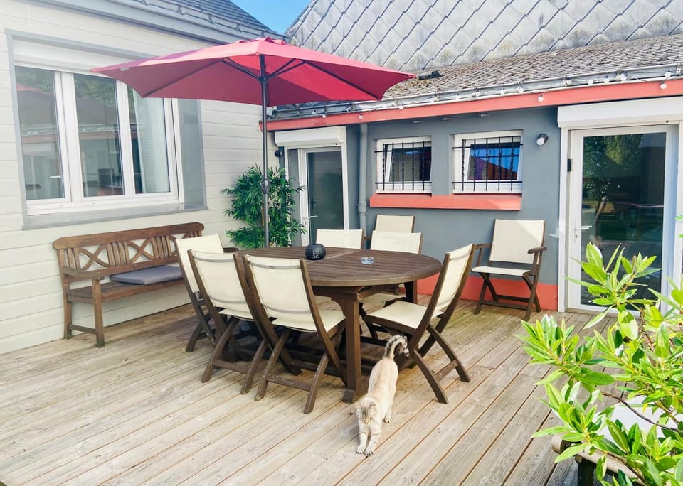 Property building, Patio, Dining area