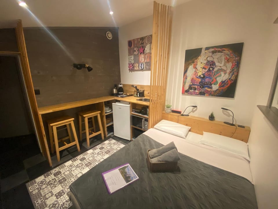 Bed, Kitchen or kitchenette, Photo of the whole room, Bedroom