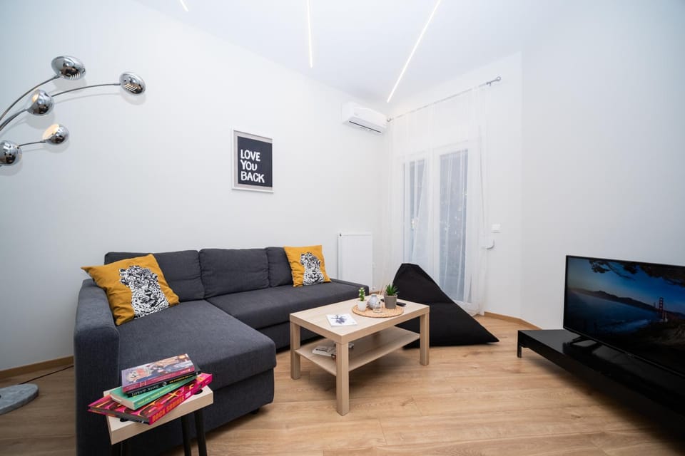 Communal lounge/ TV room, TV and multimedia, Living room, Seating area, Evening entertainment, air conditioner