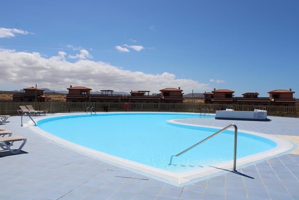 Swimming pool, sunbed