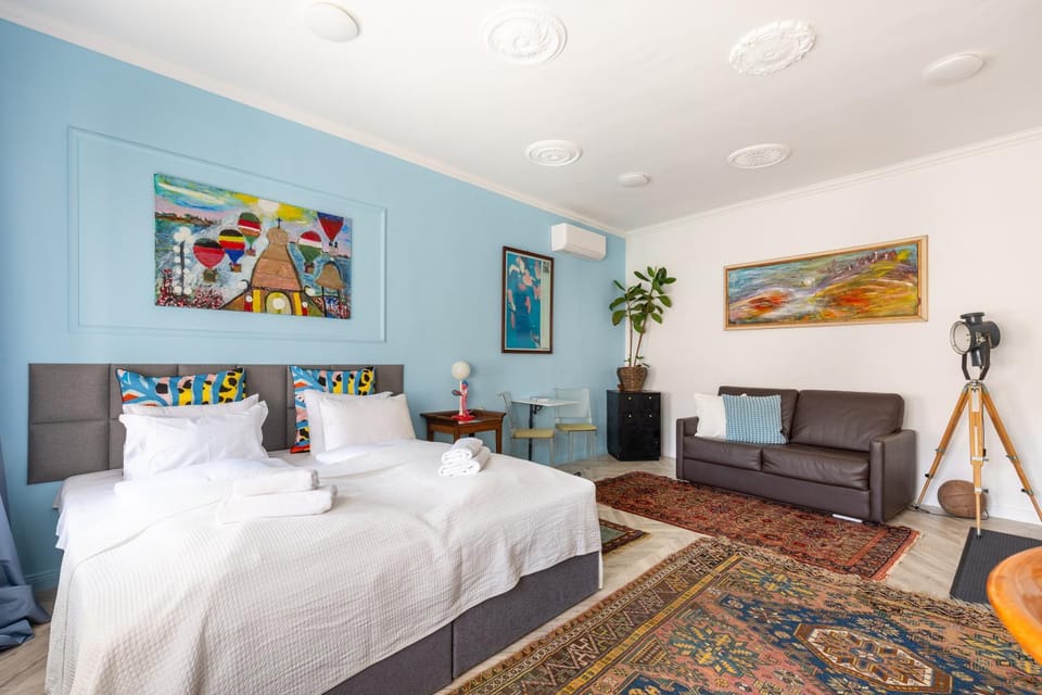 Bed, Photo of the whole room, Decorative detail, Seating area, Bedroom