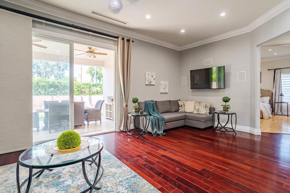 Communal lounge/ TV room, TV and multimedia, Living room, Seating area, Dining area, Evening entertainment