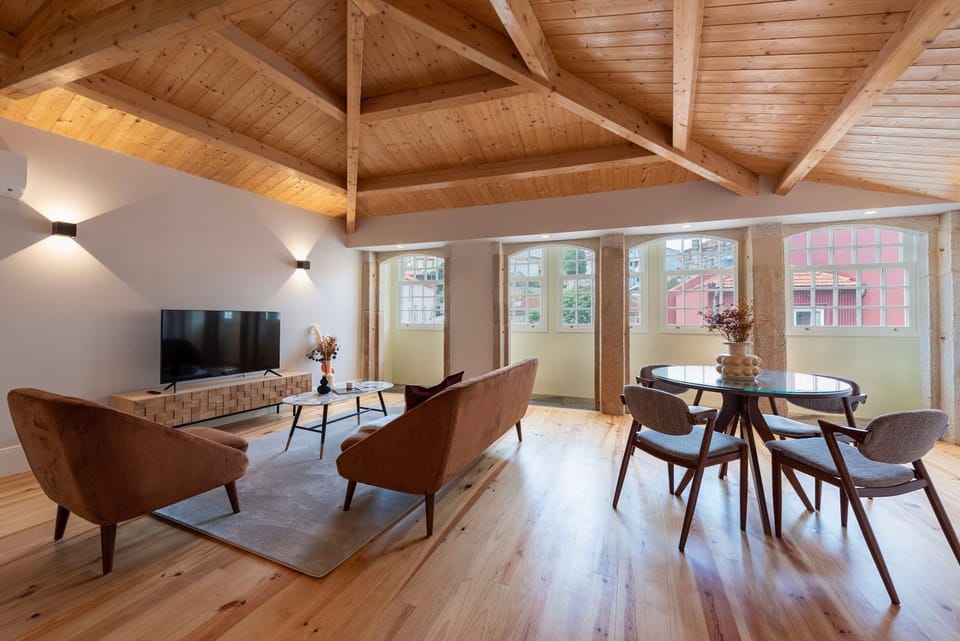 Communal lounge/ TV room, TV and multimedia, Living room, Seating area, Dining area, Evening entertainment