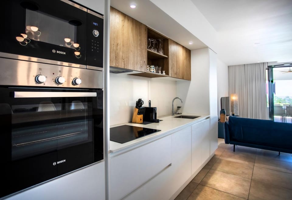 Coffee/tea facilities, Kitchen or kitchenette, Dining area, oven, stove, toaster