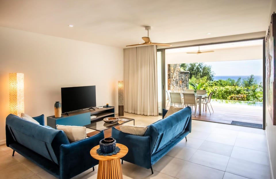 Communal lounge/ TV room, Day, Natural landscape, TV and multimedia, View (from property/room), Balcony/Terrace, Living room, Seating area, Evening entertainment, Sea view