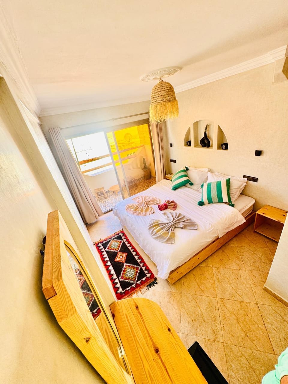 Photo of the whole room, towels