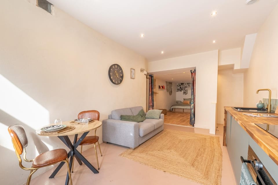 Living room, Seating area, Dining area, pet friendly, stove