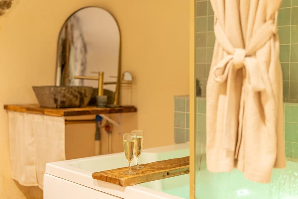 Hot Tub, Bathroom, Alcoholic drinks, Bath, towels