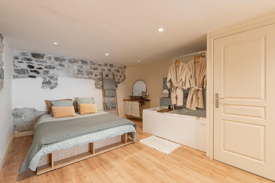 Shower, Bed, Night, Hot Tub, Hot Tub, Decorative detail, Decorative detail, Bedroom, heating, heating