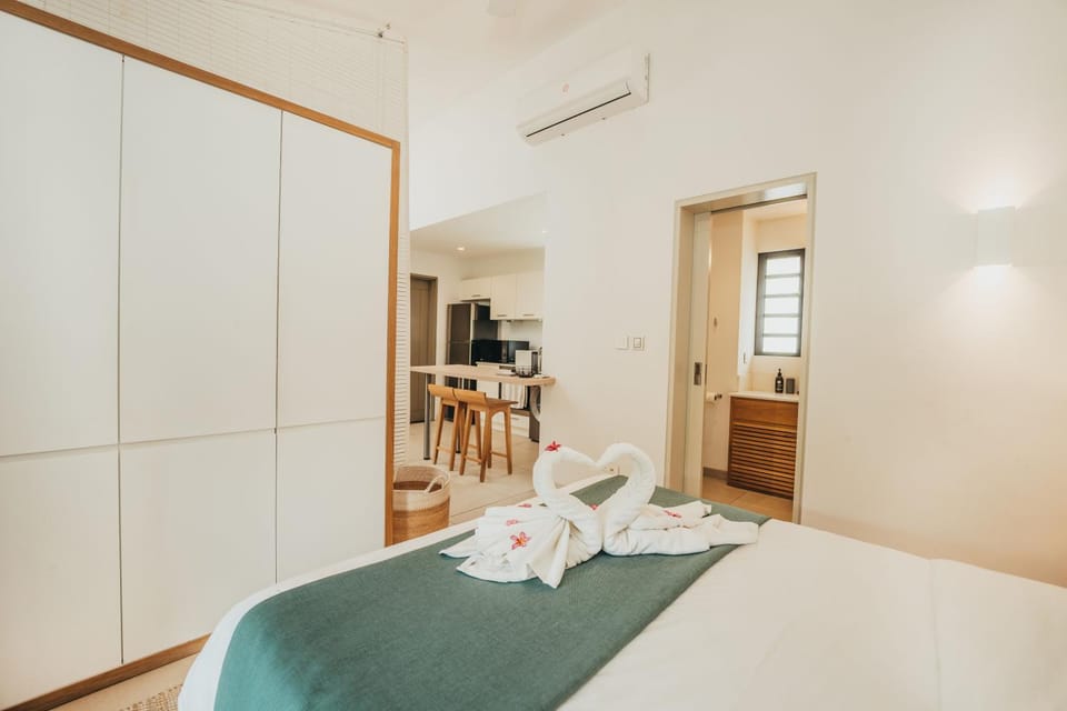 Bed, TV and multimedia, Photo of the whole room, Bedroom, towels, wardrobe, air conditioner