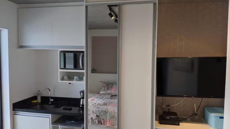 Kitchen or kitchenette, minibar, oven, stove