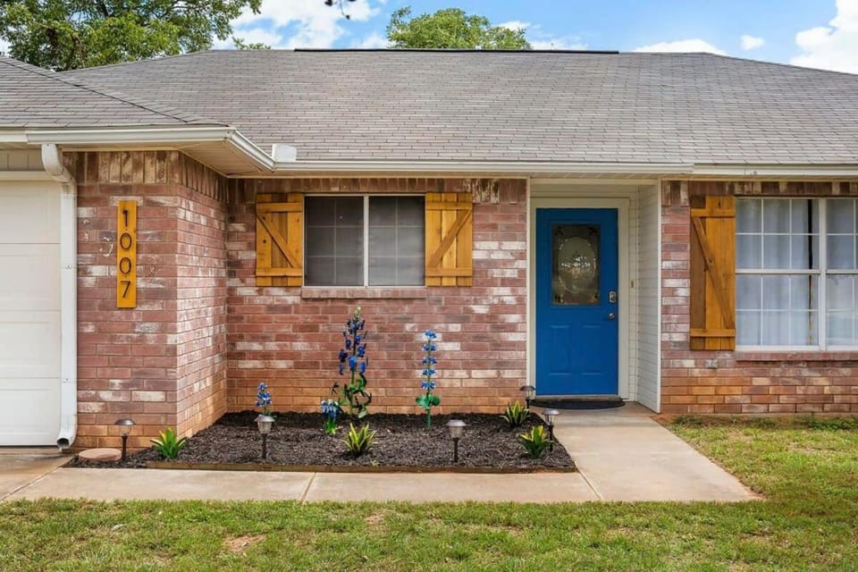 Henrietta Haus pet friendly and private hot tub House in Fredericksburg