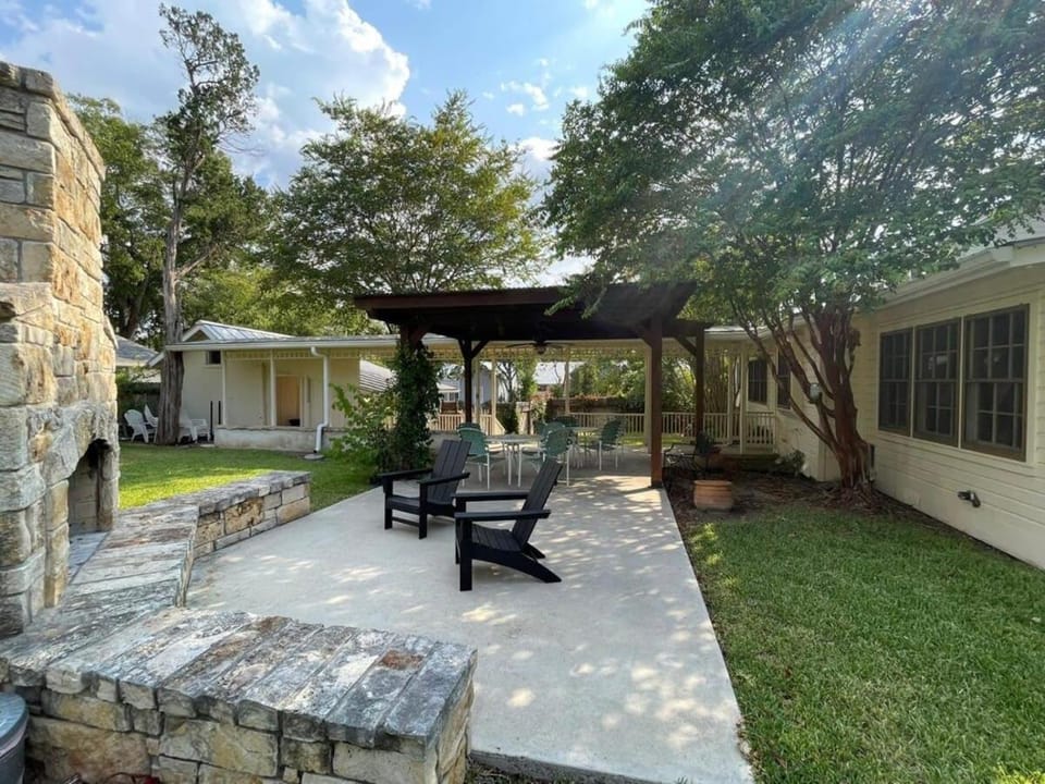 Crockett and Creek B&B 1 block to Main St House in Fredericksburg