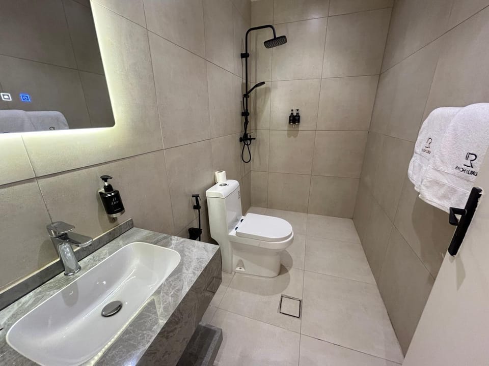 Shower, Toilet, Bathroom, towels