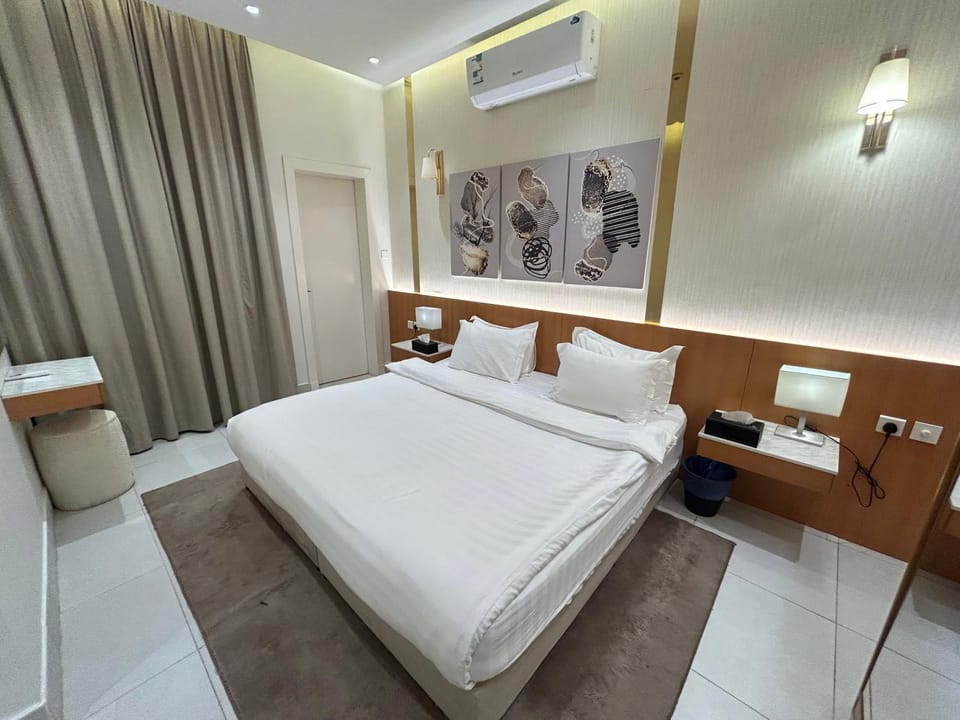 Bed, Bedroom, hair dresser