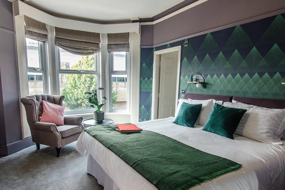 Bed, Seating area, Bedroom