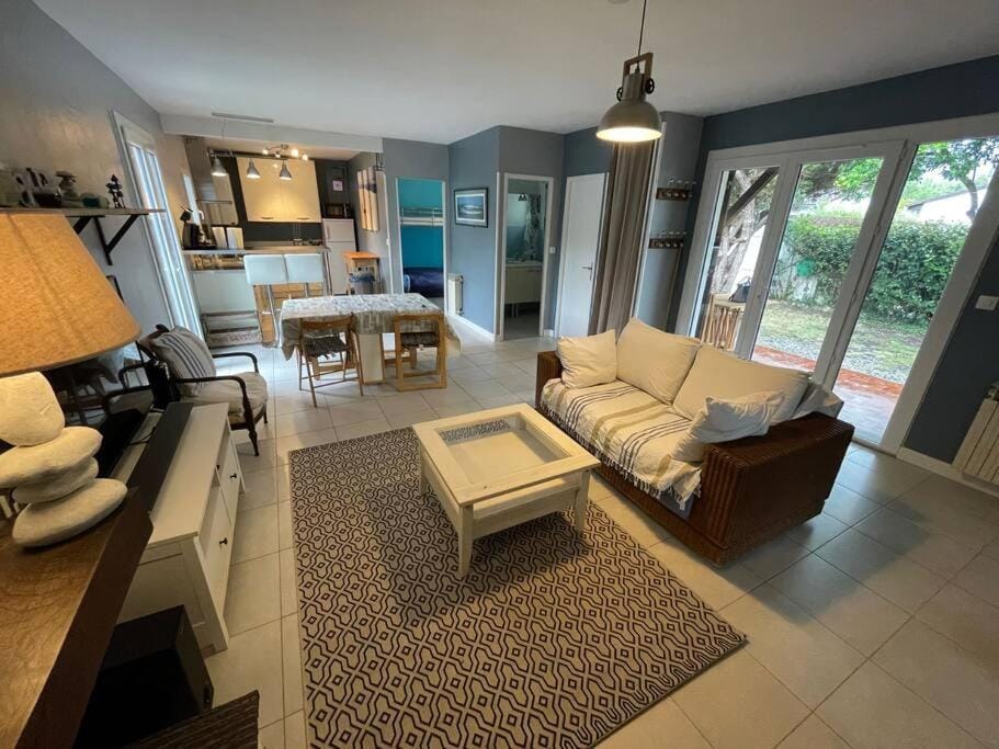 Living room, Seating area