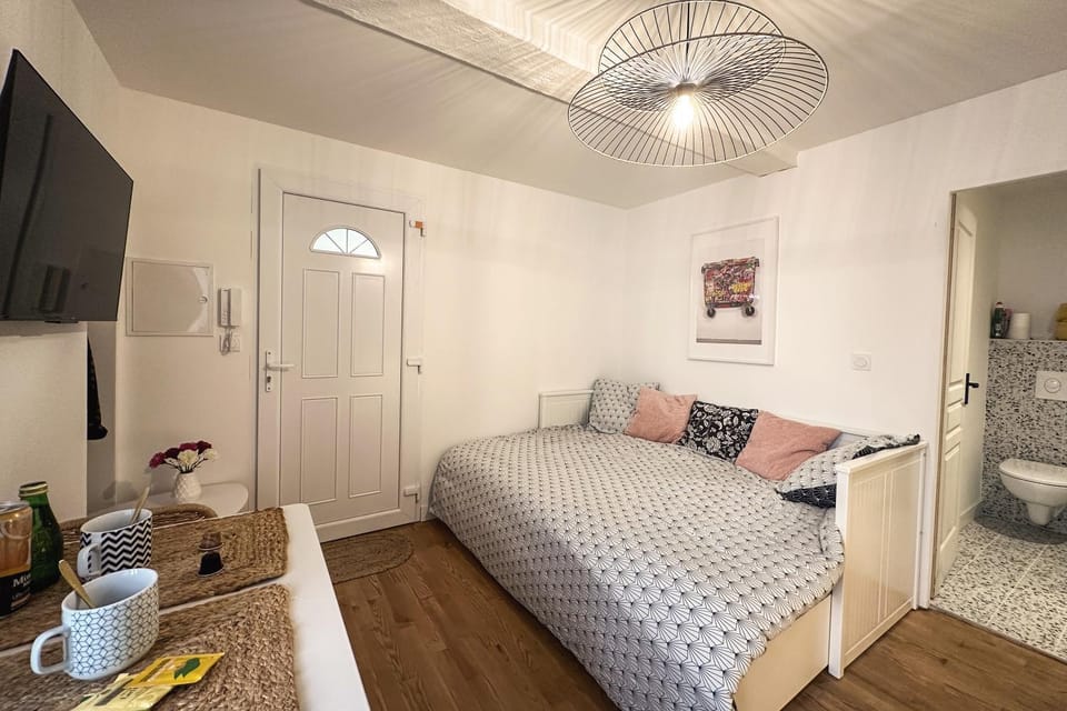 Photo of the whole room, Bedroom