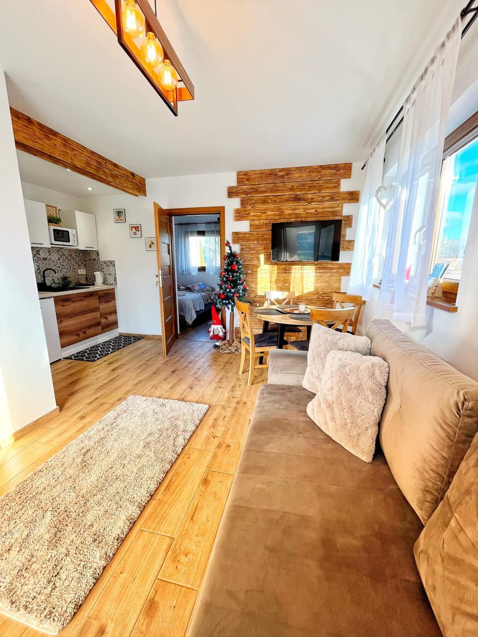 TV and multimedia, Kitchen or kitchenette, Living room, Seating area, Dining area