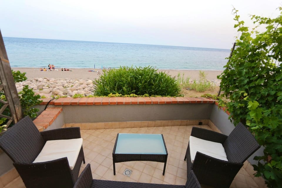 Day, Natural landscape, View (from property/room), Balcony/Terrace, Dining area, Beach, Sea view