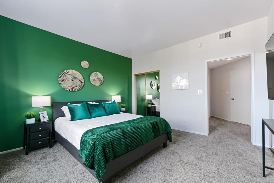 Beverly Hills Glamour Oasis 2 BR Apt with Parking 304 Apartment hotel in Beverly Hills