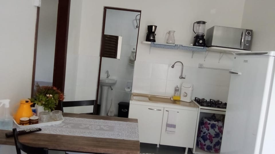 Kitchen or kitchenette, minibar, stove
