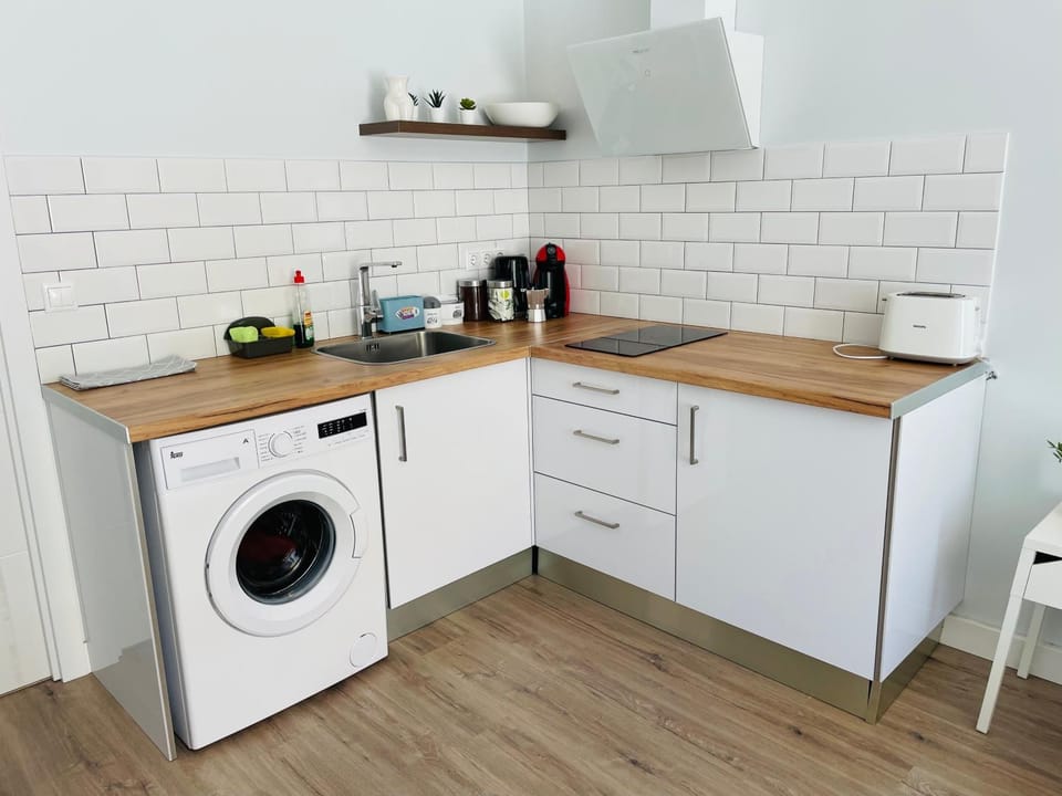 Coffee/tea facilities, Kitchen or kitchenette, stove, toaster, washing machine
