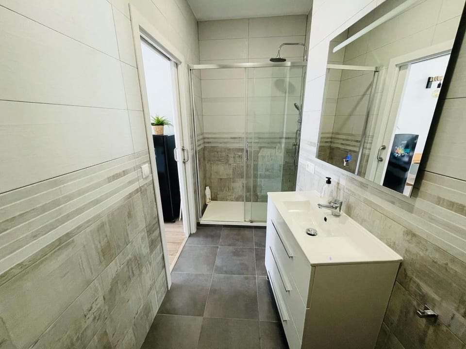 Shower, Bathroom, towels