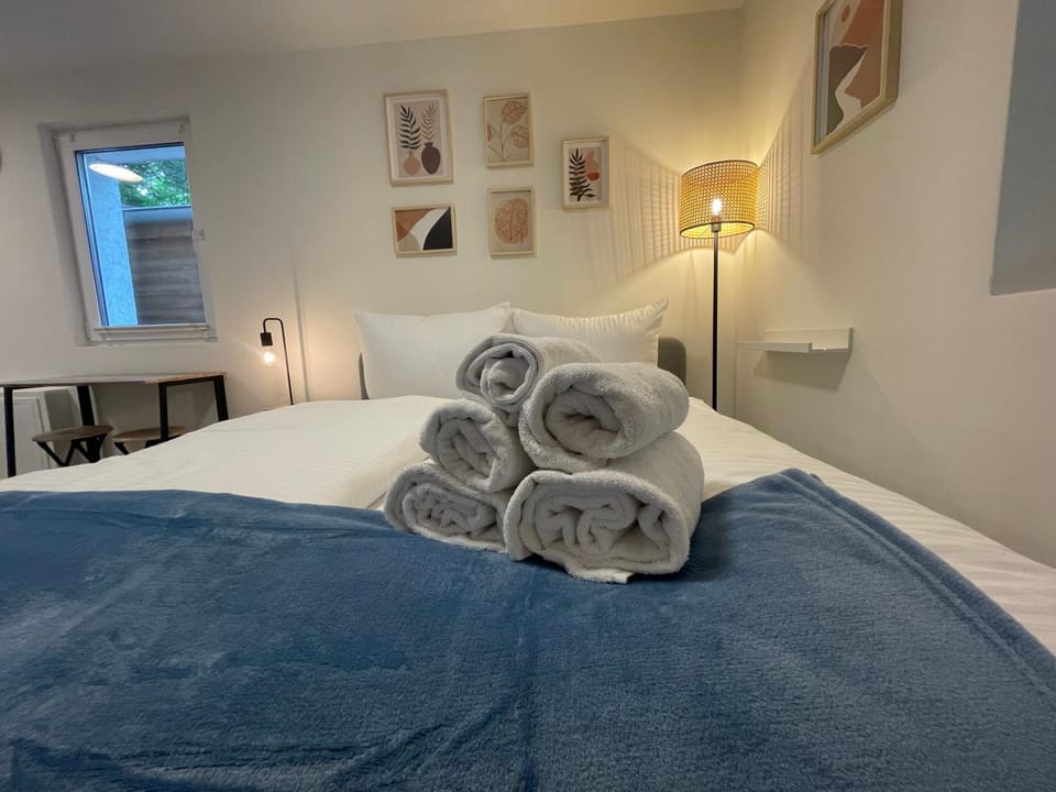 Bed, Bedroom, towels