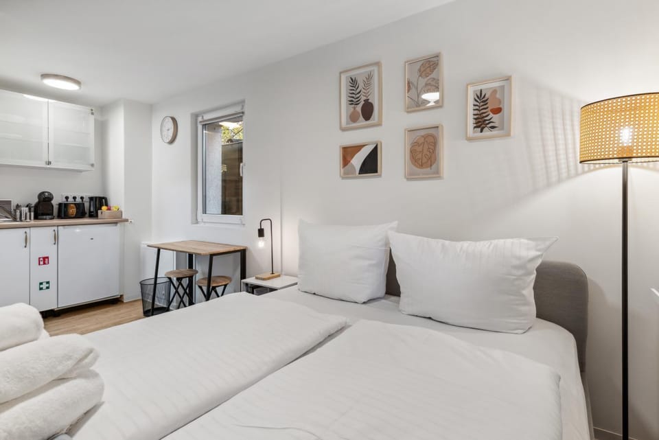 Bed, Photo of the whole room, Seating area, Dining area, Bedroom