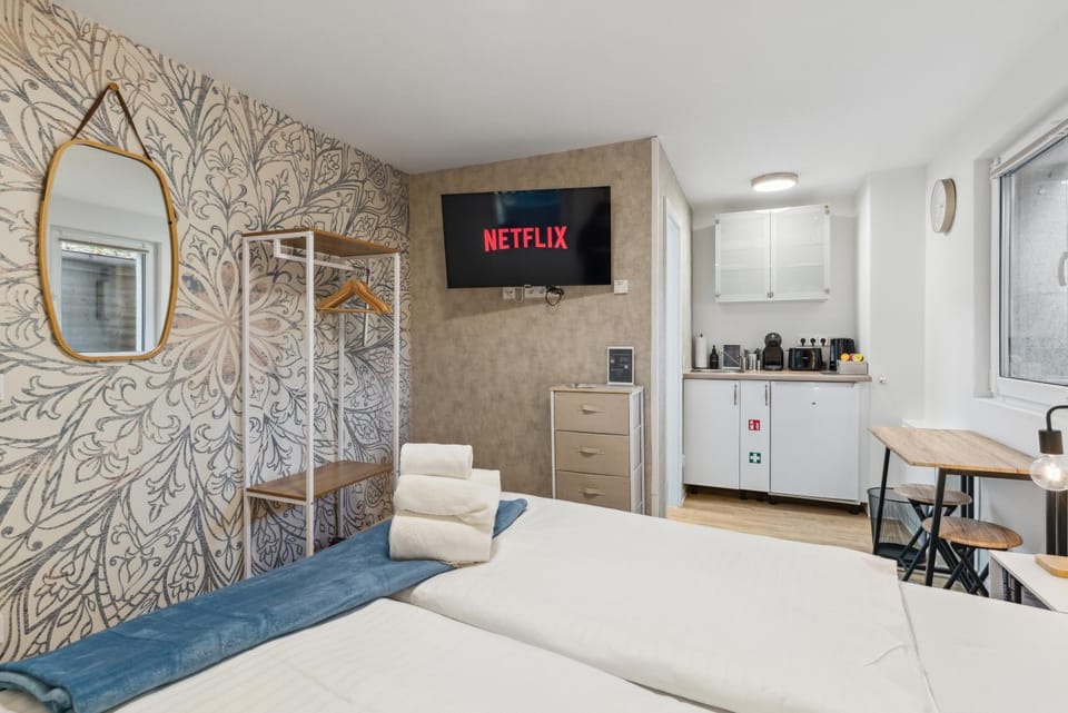 Bed, TV and multimedia, Seating area, Dining area, towels, wardrobe