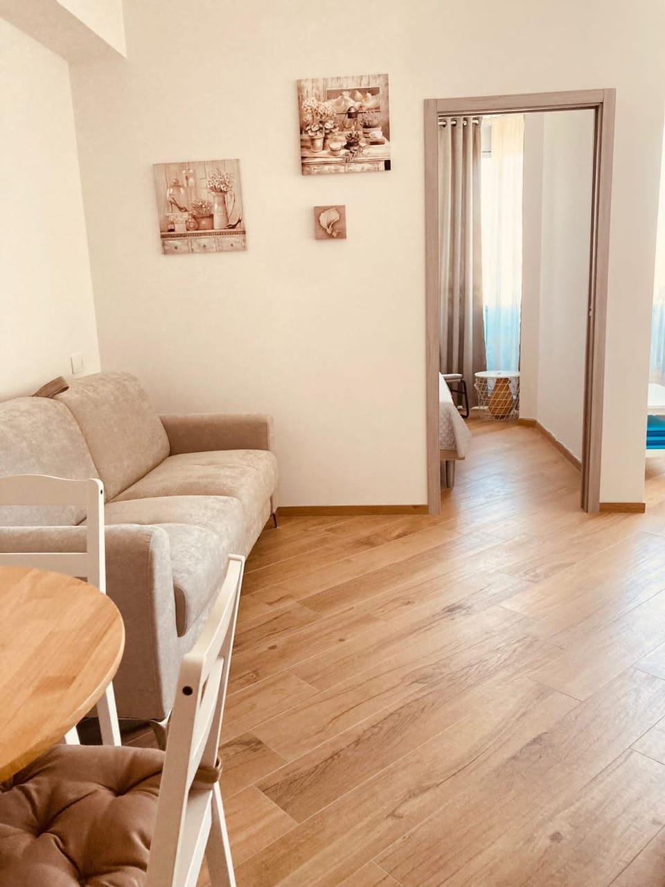 Living room, Photo of the whole room, Seating area