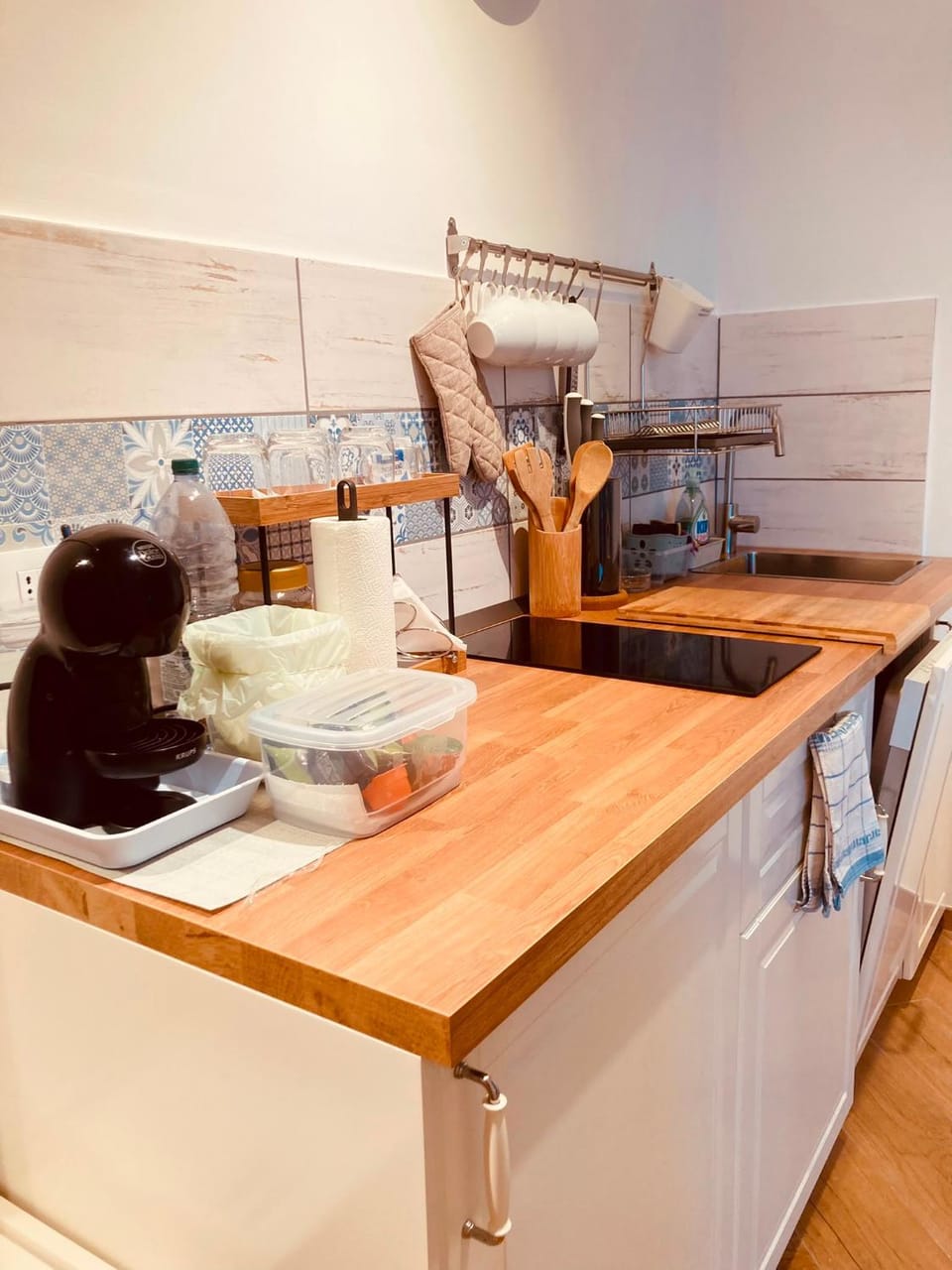 Kitchen or kitchenette, minibar, stove