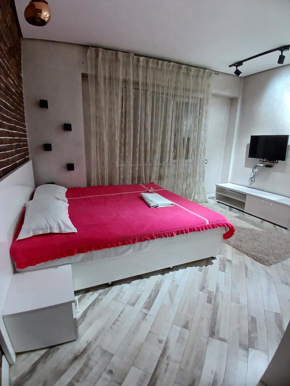 ЖК Радужный на Майлина 54 аэропорт 5 минут, перед Озером Apartment in Almaty
