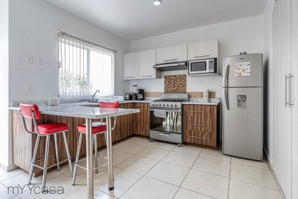 Coffee/tea facilities, Kitchen or kitchenette, Seating area, minibar, pet friendly, stove, toaster