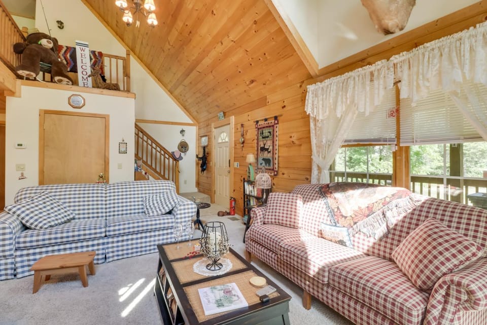 Virginia Mountain Cabin w/ Decks & Fireplaces Cabin in Shenandoah Valley