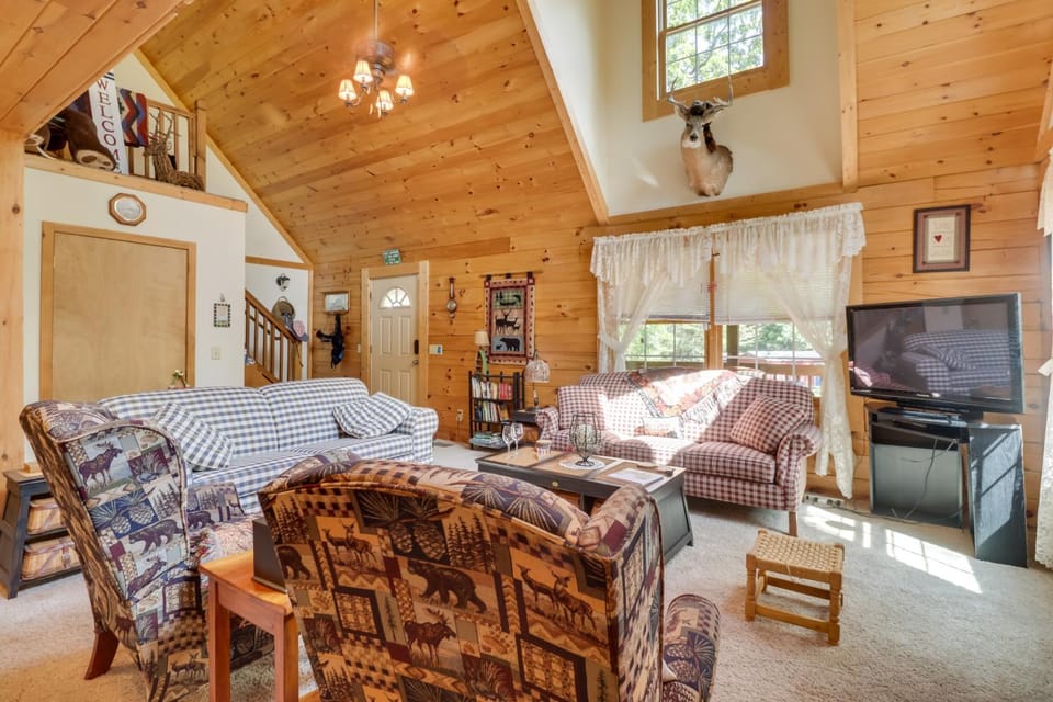 Virginia Mountain Cabin w/ Decks & Fireplaces Cabin in Shenandoah Valley