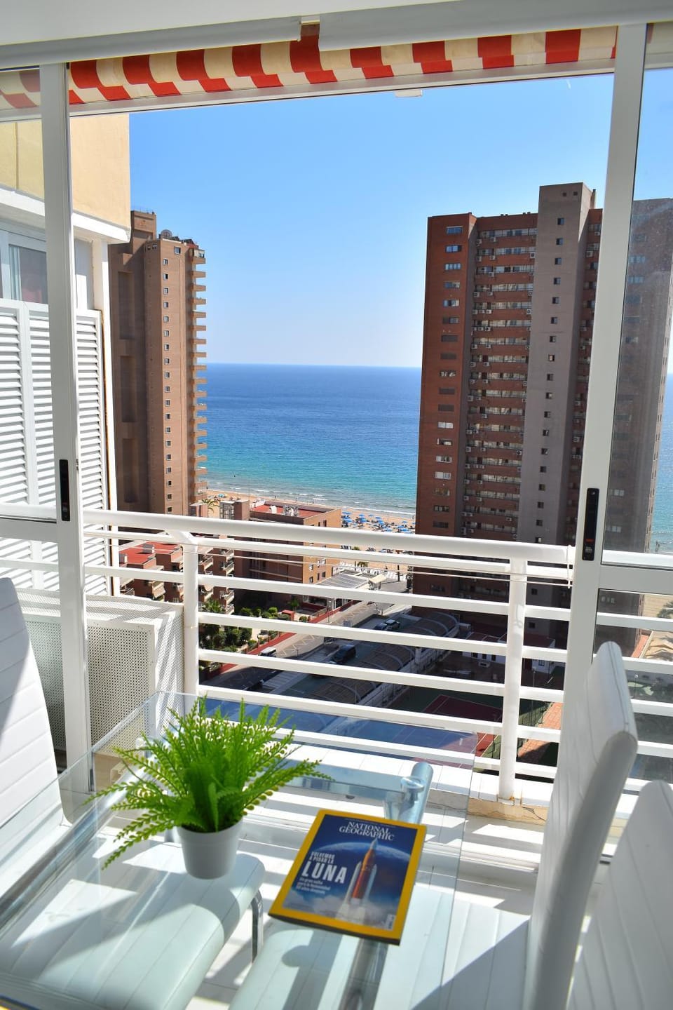Day, Natural landscape, View (from property/room), Balcony/Terrace, Living room, Seating area, City view, Sea view
