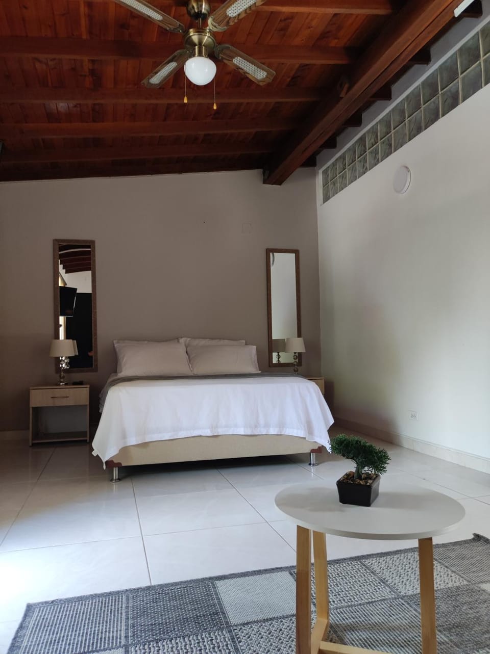 apartamento loft a media cuadra de la estación floresta Apartment in Medellin