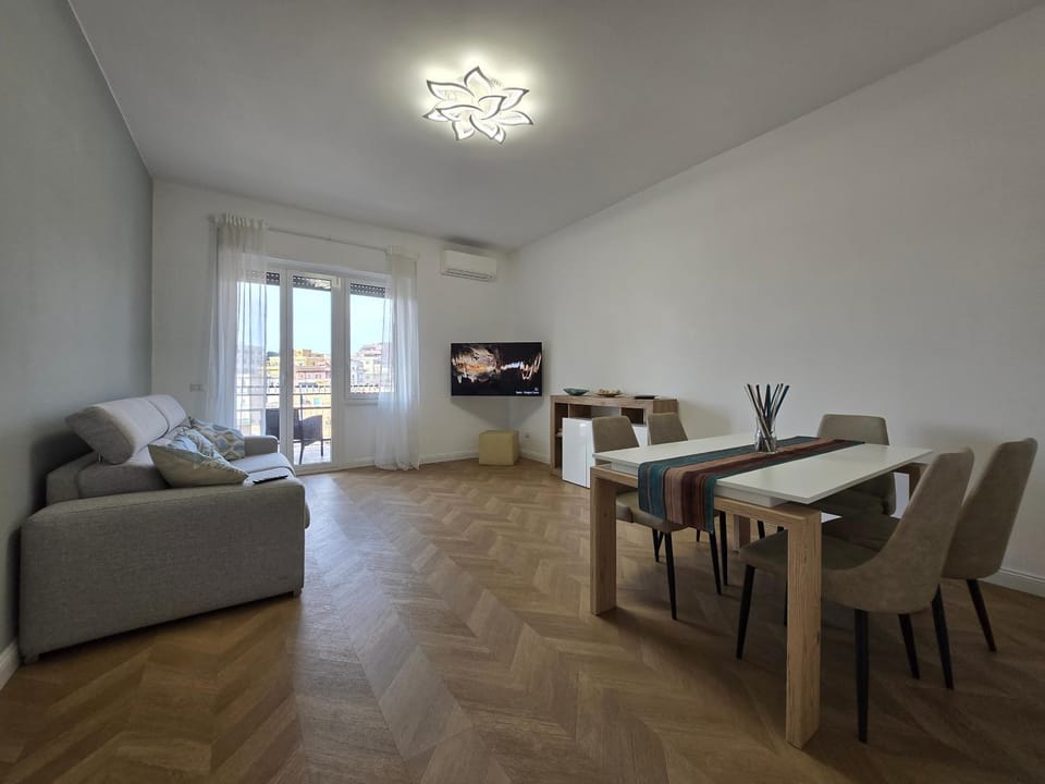 TV and multimedia, Living room, Seating area, Dining area