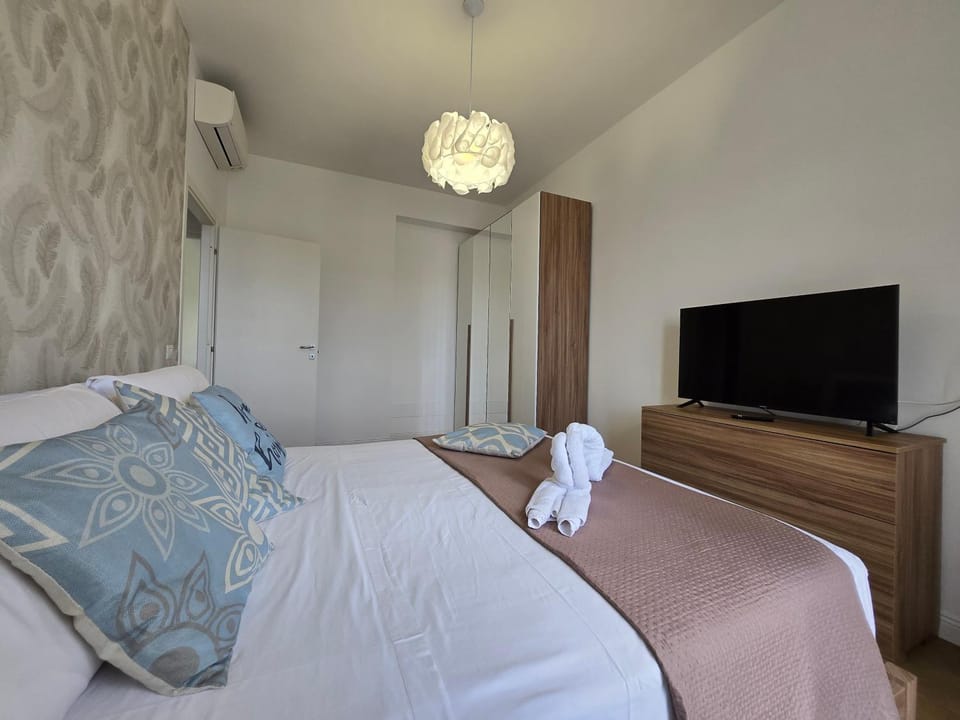 Bed, TV and multimedia, Bedroom, wardrobe, air conditioner