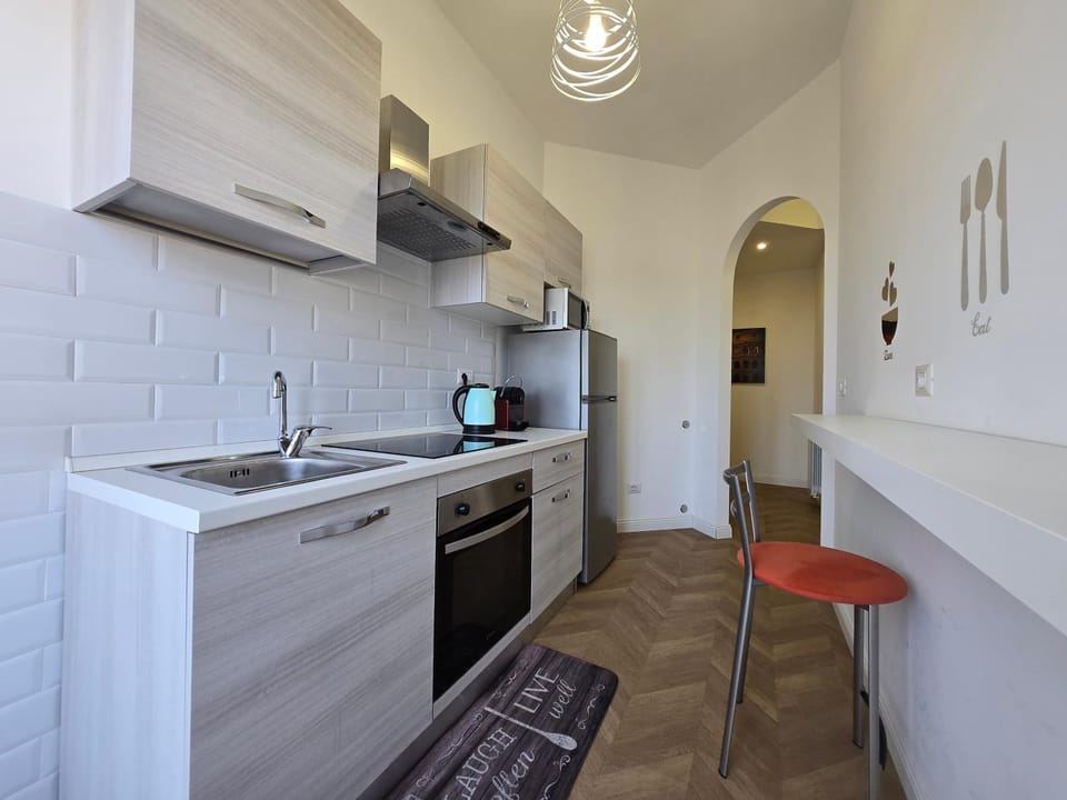 Kitchen or kitchenette, Dining area, oven, stove
