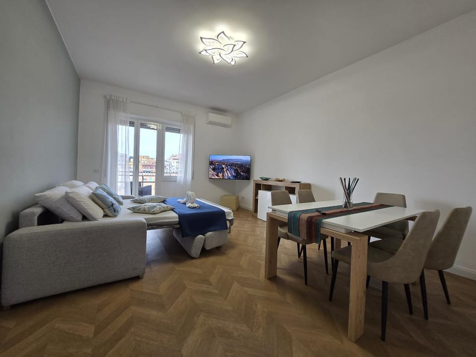 Bed, TV and multimedia, Living room, Photo of the whole room, Seating area, Dining area, Bedroom, air conditioner