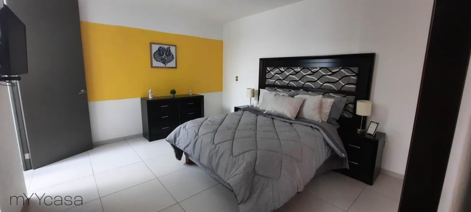 Bed, TV and multimedia, Photo of the whole room, Evening entertainment, Bedroom